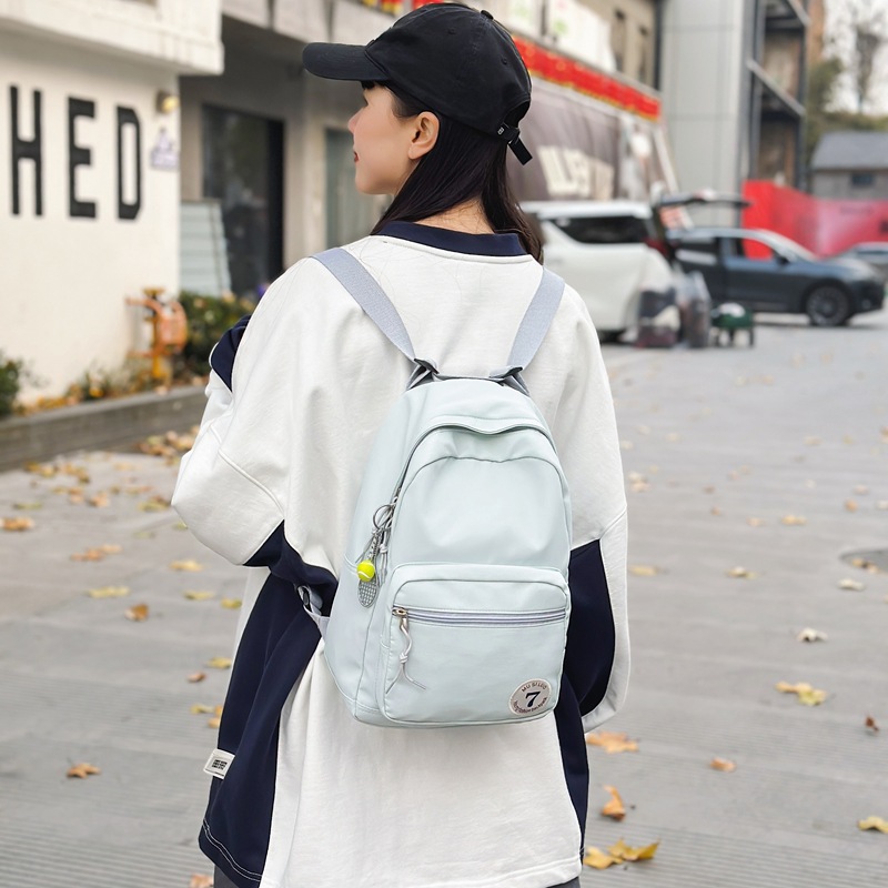 A new spring casual and sporty single-shoulder crossbody bag in a solid color from Japanese ins Muji full figure