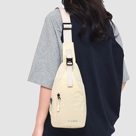 A new high-look, fresh solid color and simple crossbody bag for women's casual and lightweight travel and hiking from Forest-themed ins details Picture