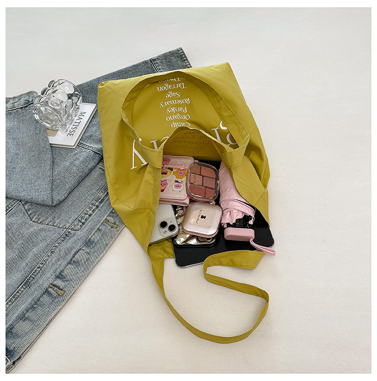 A new high-appeal, fresh and simple letter-printed handbag for women. It's a versatile and large-capacity crossbody bag for work and commuting Application Scenario
