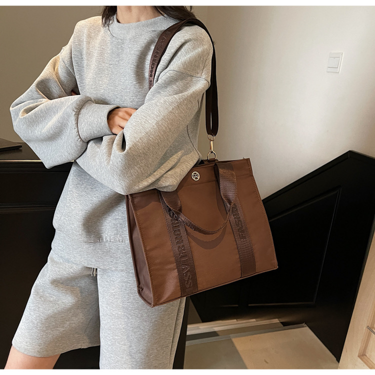 Large-capacity canvas bag for women, new spring and summer commuting bag for work, travel tote bag, broadband crossbody tote bag full figure