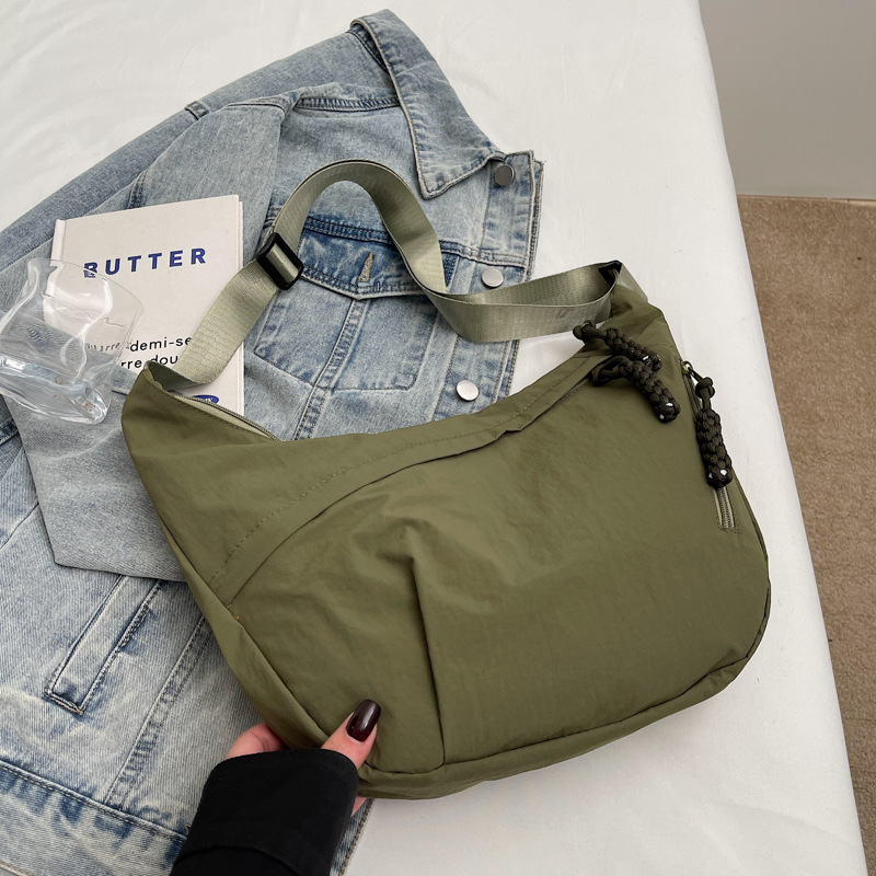 Korean-style simple commuter small bag, single-shoulder bag for women, 2025 new casual dumpling bag, versatile crossbody bag for college students Application Scenario