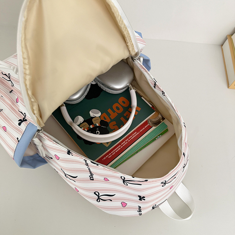 A new high-appearance-level Japanese ins fresh, sweet and cute bow dog backpack for junior and senior high school students Application Scenario