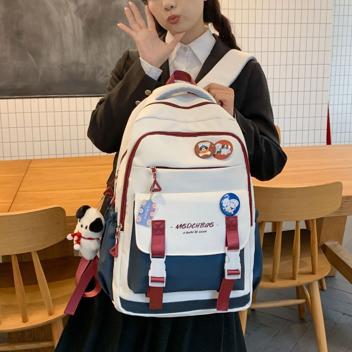 A large-capacity schoolbag for girls, a Korean-style campus Instagram color-blocking backpack for junior high school students, and a backpack for primary school students from grades three to six full figure