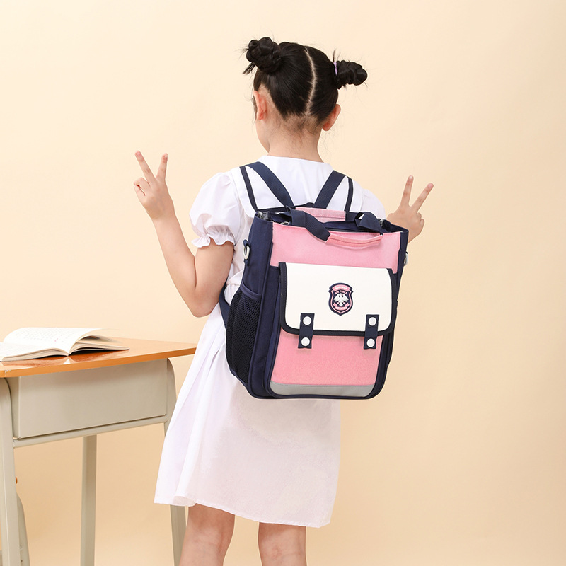 Children can carry schoolbags hand in hand. Boys and girls have British-style crossbody after-school bags. Art bags on both shoulders are printed with logos full figure