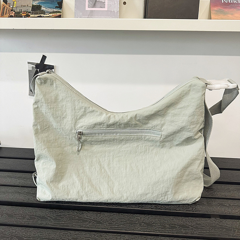 Lightweight and casual Japanese-style single-shoulder bag, pleated drawstring crossbody bag, large-capacity tote bag, versatile commuting backpack for work Application Scenario