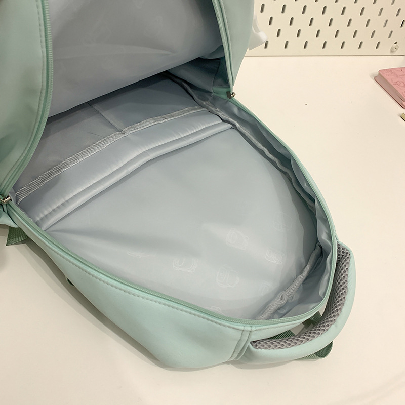 A new solid-color large-capacity backpack with a Japanese ins school style, versatile for junior high school students and featuring multiple compartments to reduce the load Application Scenario