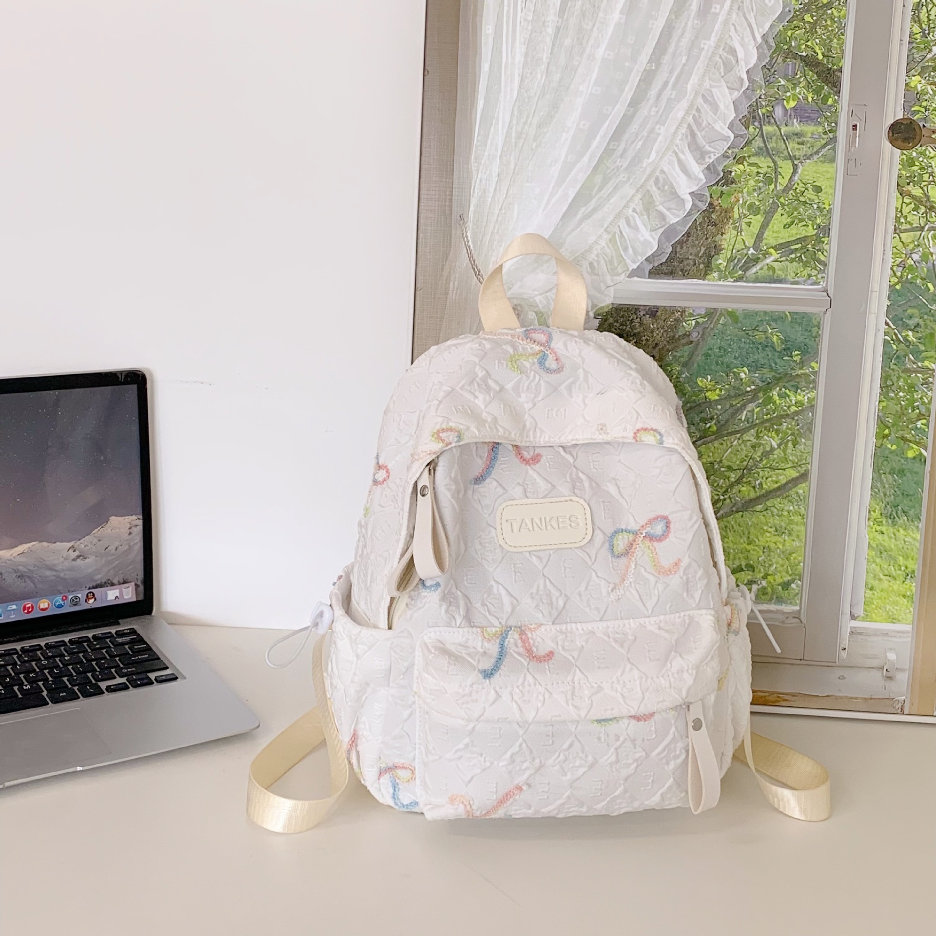 The new student schoolbag has a high appearance level, is cute and versatile, and has a large capacity. It is a cute set bag for junior and senior high school students and is water-resistant full figure