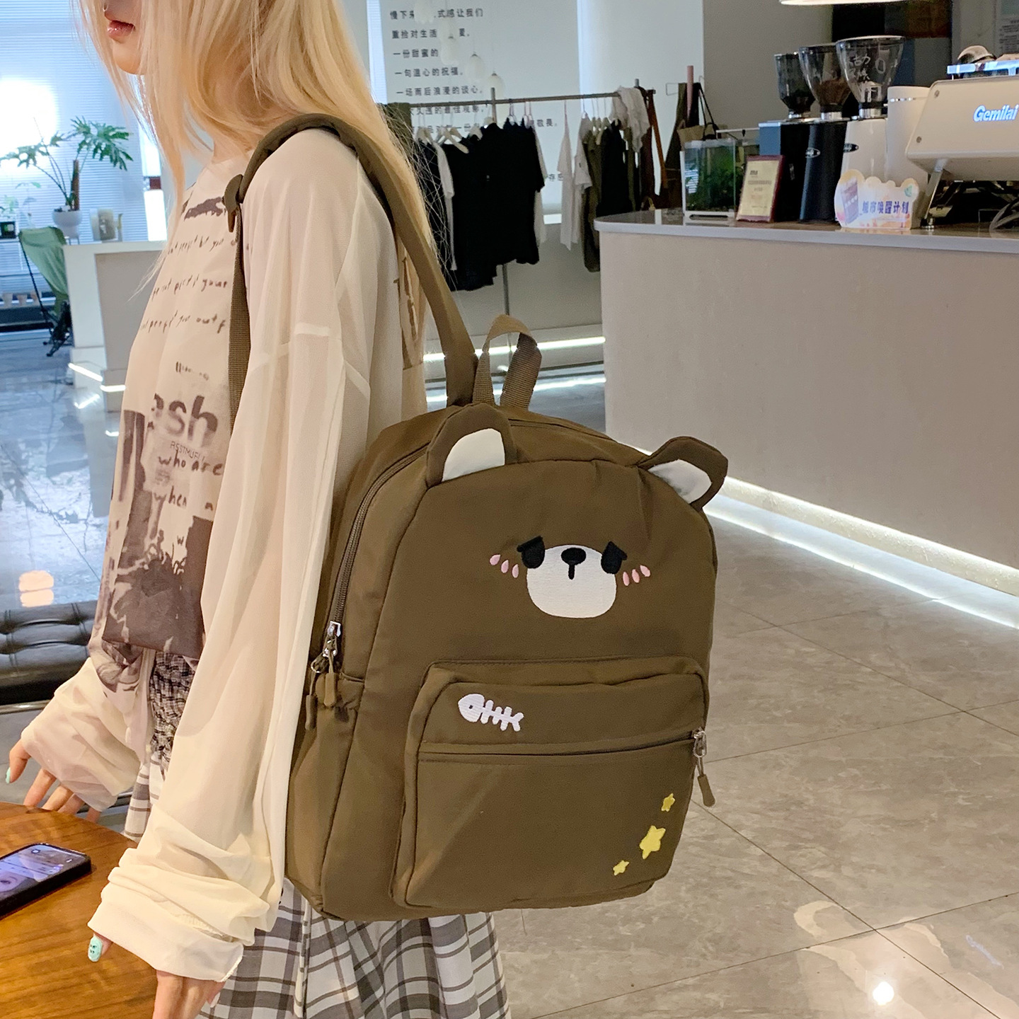 The new Japanese-style ins fresh, sweet and cute cartoon bear backpack is a simple, lightweight and versatile backpack for grades 3-6 details Picture