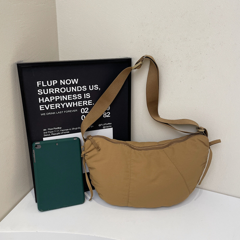 Retro Japanese-style solid-color pleated crossbody dumpling bag, simple and elegant style, casual underarm bag, versatile and niche single-shoulder bag Application Scenario