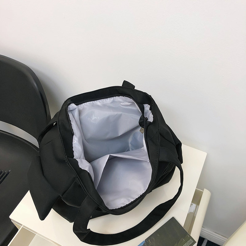 2025 New InS-style single-shoulder crossbody bag, men's large-capacity workwear postman bag, student class bag, men's single-shoulder bag Application Scenario