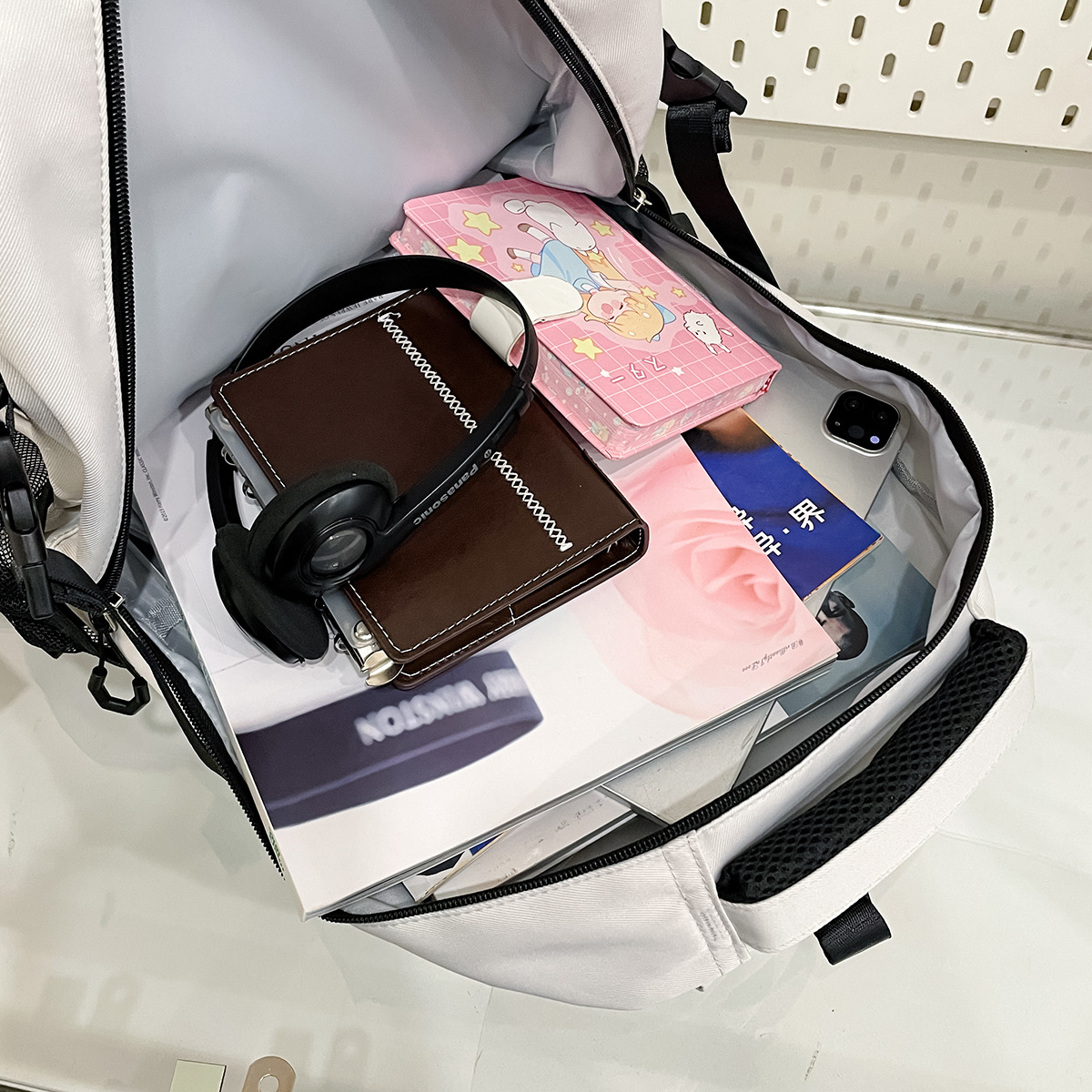 A new Korean-style Instagram backpack with a high aesthetic level, cool and trendy multi-pocket design, simple and lightweight, and a large capacity backpack for travel and mountain climbing Application Scenario