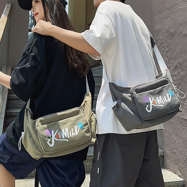 The new Korean-style ins high-look, cool letter crossbody bag is a simple and lightweight couple's solid color crossbody bag for shopping and traveling details Picture