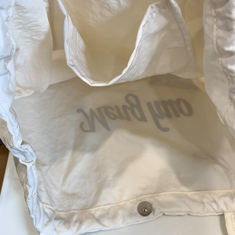 2024 New drawstring nylon single-shoulder bag, a lightweight Japanese commuter tote bag with large capacity and versatility Application Scenario