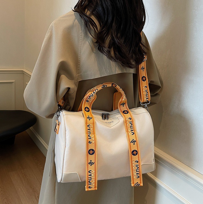 A lightweight, versatile and fashionable canvas single-shoulder travel bag for women, a new large-capacity crossbody Boston bag for autumn and winter 2024 full figure