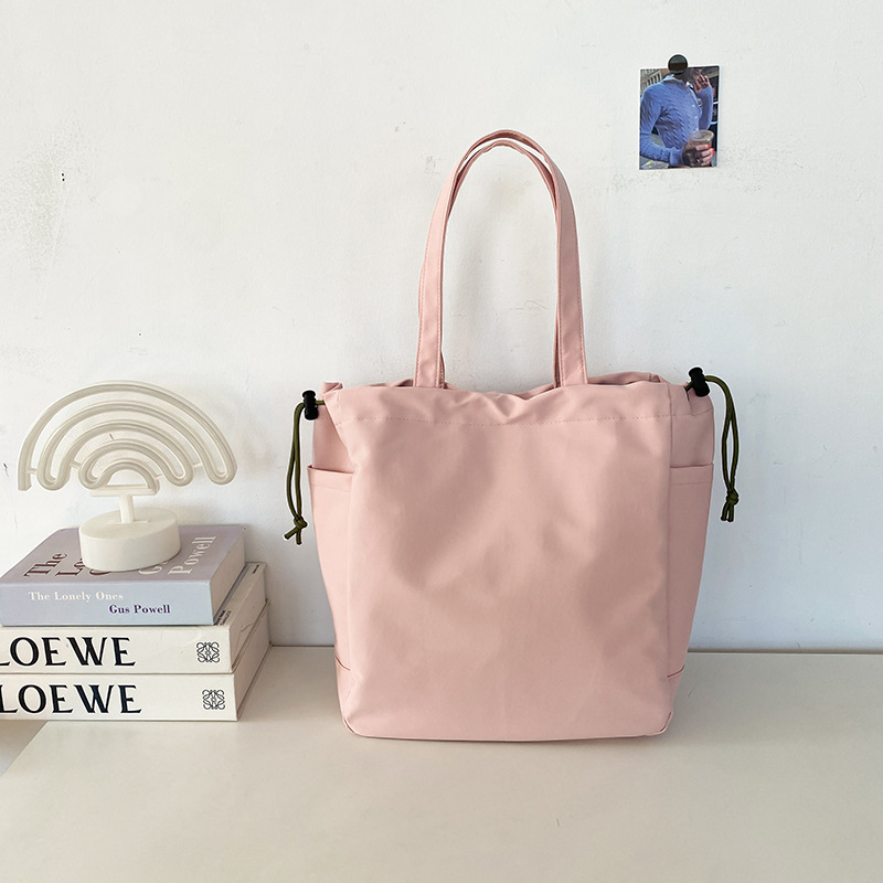 2024 New summer large-capacity bag, a laid-back commuting style for women, a versatile best friend single-shoulder bag, and a tote bag for work Application Scenario