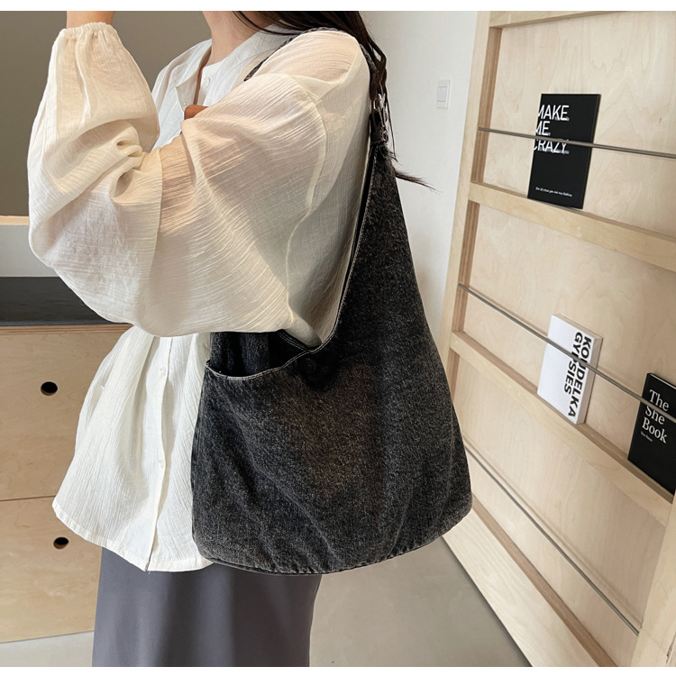 A new minimalist denim tote bag with a laid-back style and a strong female lead, a large-capacity versatile single-shoulder bag for college students' commuting to class details Picture