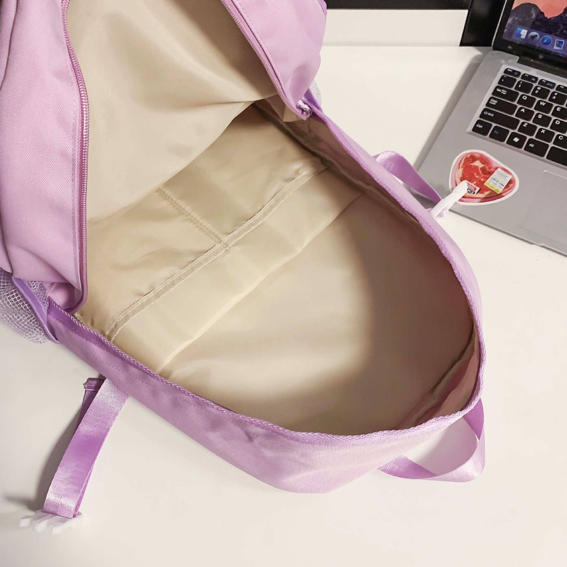 Japanese-style ins streetwear couple backpacks for men, retro Hong Kong-style workwear, large-capacity backpacks for junior and senior high school students Application Scenario