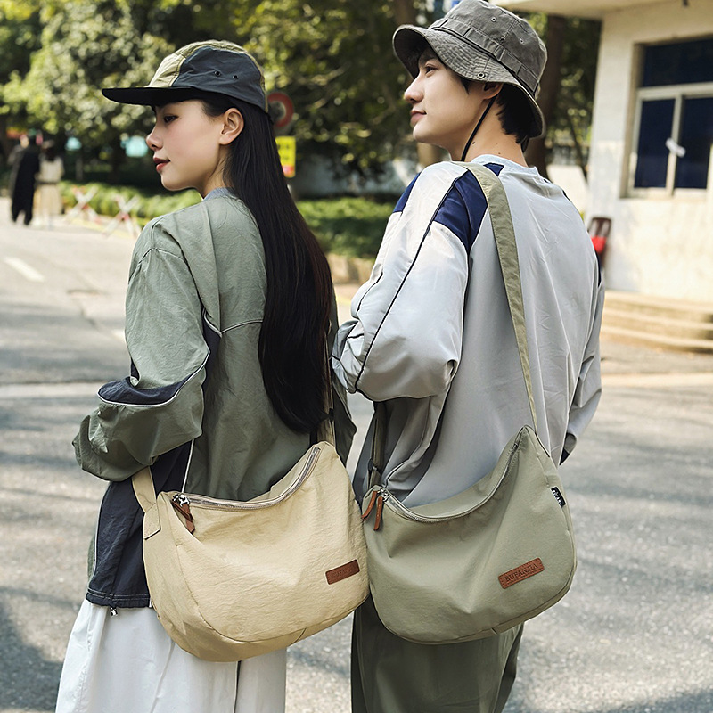 A versatile, Instagram-style Japanese minimalist large-capacity single-shoulder backpack, a simple couple's daily commute and a lightweight postman's bag details Picture