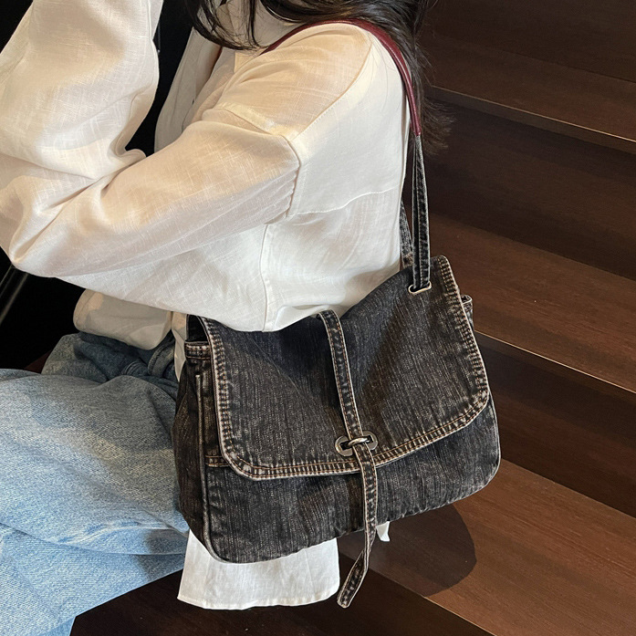 A new Hong Kong-style denim crossbody bag with a high aesthetic level and niche design, suitable for women's light commuting, shopping and outings details Picture