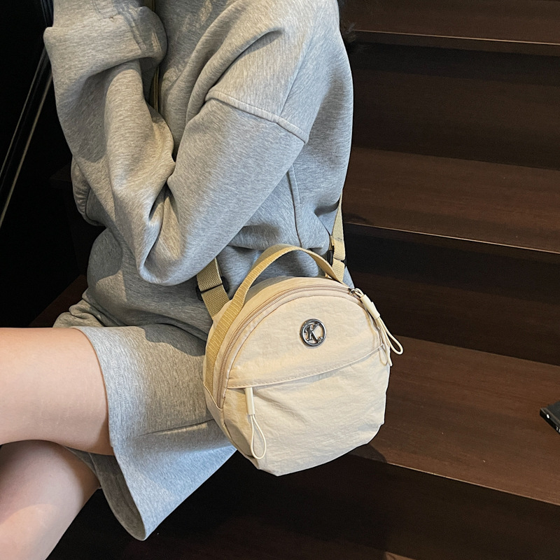 The 2025 new high appearance level small round bag is sweet and versatile. It is suitable for commuting and traveling, and can be carried diagonally on one shoulder in macaron color details Picture
