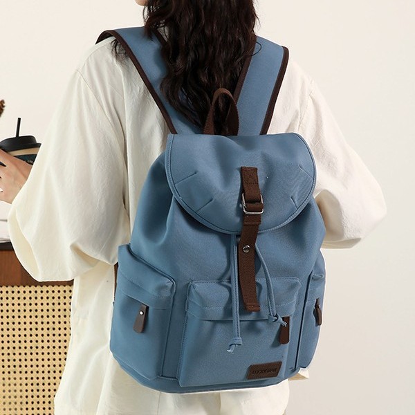 A new, stylish, retro and simple, casual, lightweight backpack for travel and mountaineering, with a large capacity for women's commuting full figure