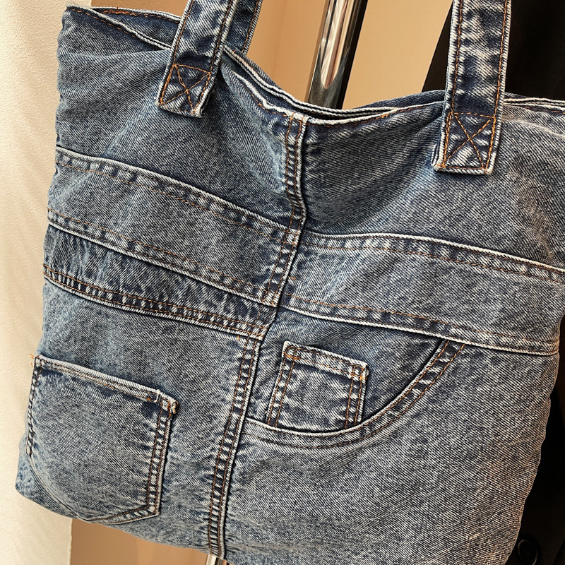 The new high-quality denim bag is casual, simple, lightweight, and suitable for commuting and outdoor fashion. It is a versatile crossbody bag Specification drawing