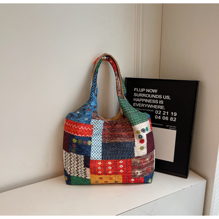 Retro ethnic style color-blocking large-capacity casual versatile single-shoulder bag, seaside vacation crossbody bag, casual canvas bag Application Scenario