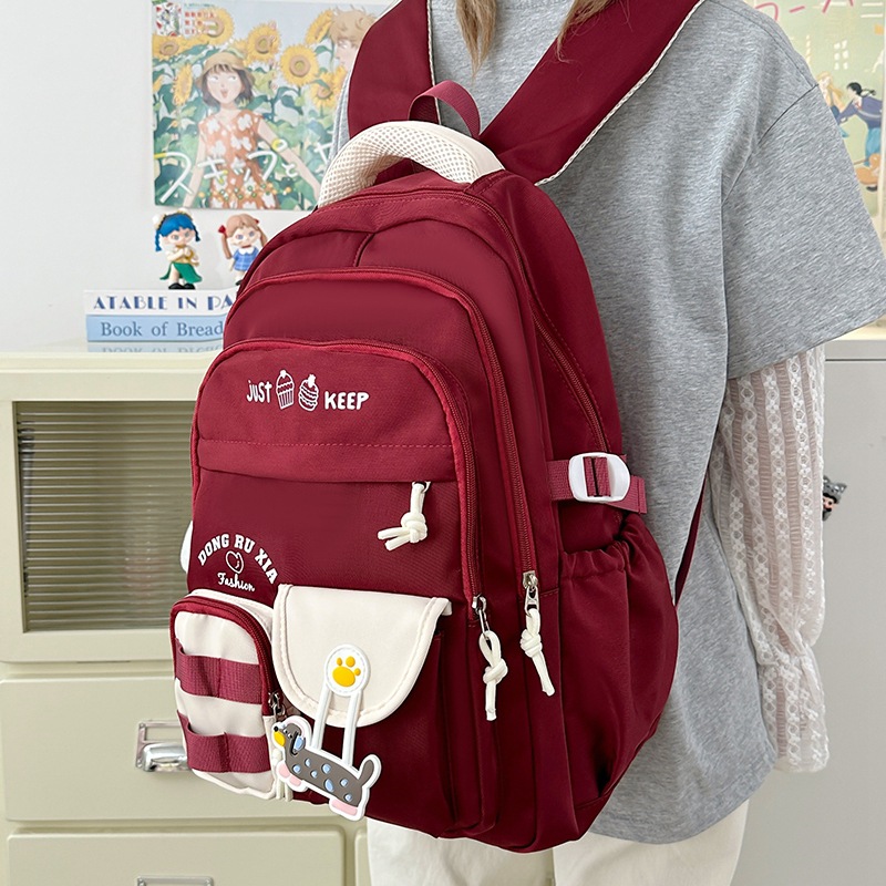 The new ins school style backpack is a cute, simple and lightweight commuting backpack for primary school students in grades 3 to 6 and junior and senior high school students full figure