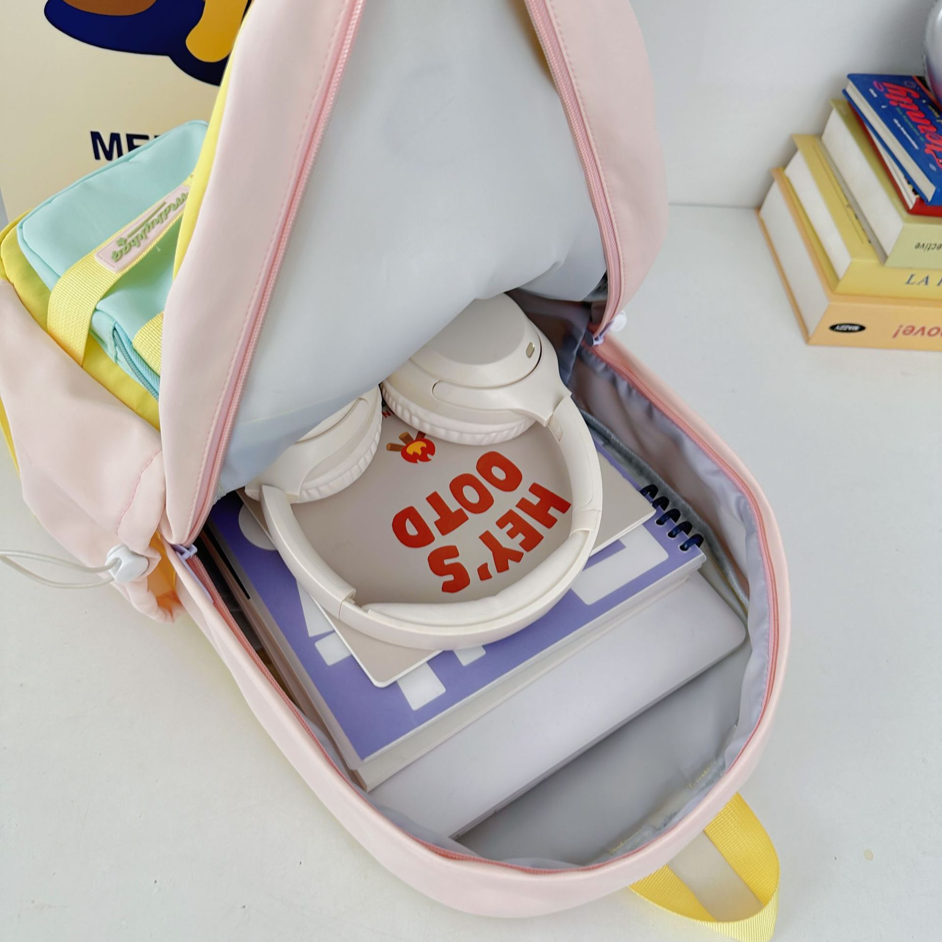 New high-appearation-level college style color-blocking backpack, a versatile large-capacity backpack for junior and senior high school students for casual, light and commuting Application Scenario