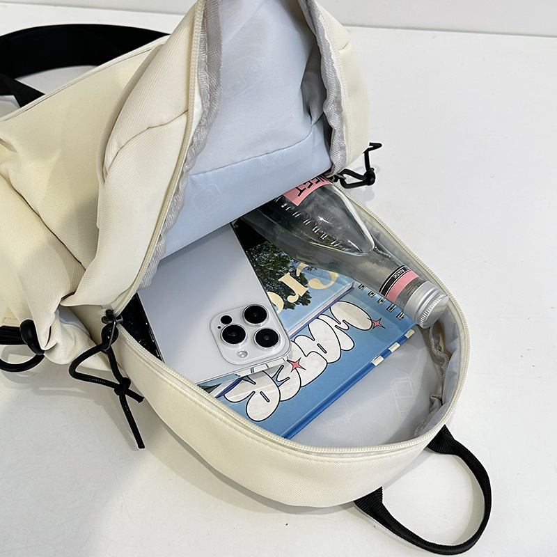A new Korean-style ins high-appearance-level color-blocking letter chest bag for couples, a casual, simple and lightweight crossbody bag for traveling Application Scenario