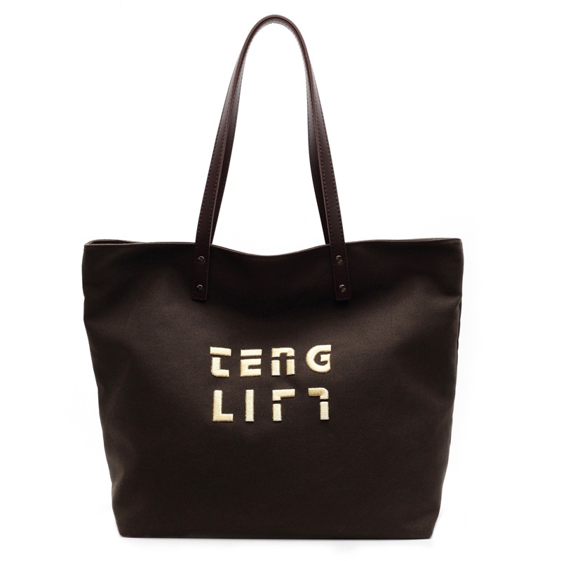 Simple letter large-capacity commuting canvas bag for women 2025 new spring casual and versatile student tote bag Item Picture