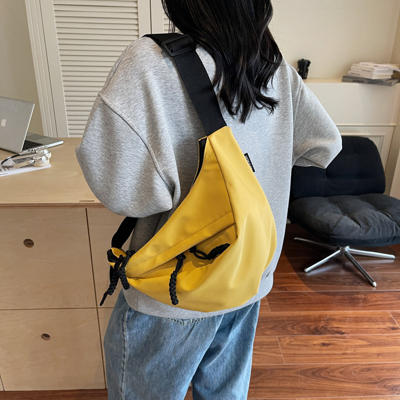 A new Korean-style, high-appeal, Instagram-style dumpling bag for both men and women, casual, simple, lightweight, fashionable and versatile crossbody bag for commuting details Picture