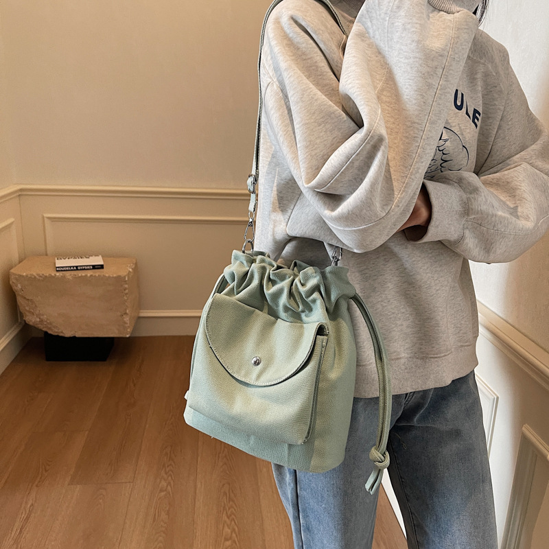 A new Korean-style fashionable pleated drawstring bucket bag for women in 2025, casual and versatile, and a trendy single-shoulder crossbody bag details Picture