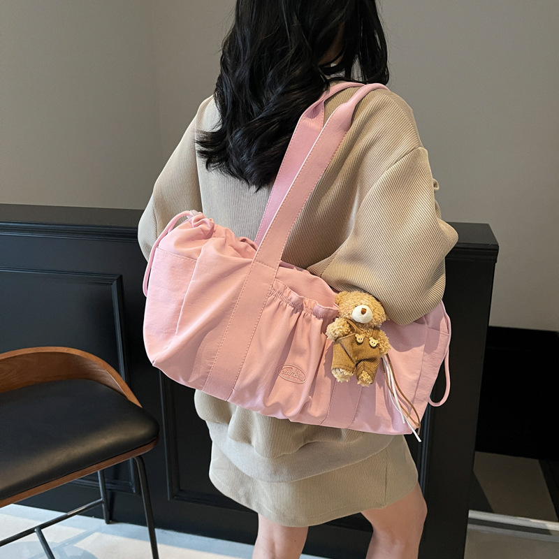This is a female summer pleated college student artistic crossbody bag with a large capacity and Korean style. It is a versatile tote bag for commuting full figure