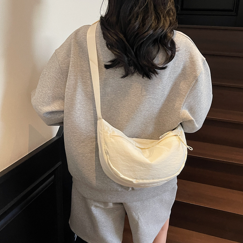 The 2025 new lightweight and large-capacity casual single-shoulder crossbody bag from Bag Girl is versatile for sports and commuting Specification drawing