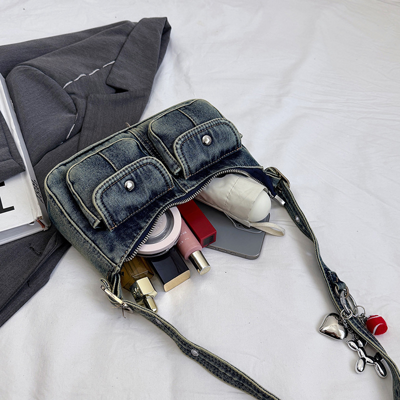 A new high-appeal, retro Hong Kong-style denim underarm bag for women, a casual and lightweight crossbody bag for commuting, traveling and shopping Application Scenario