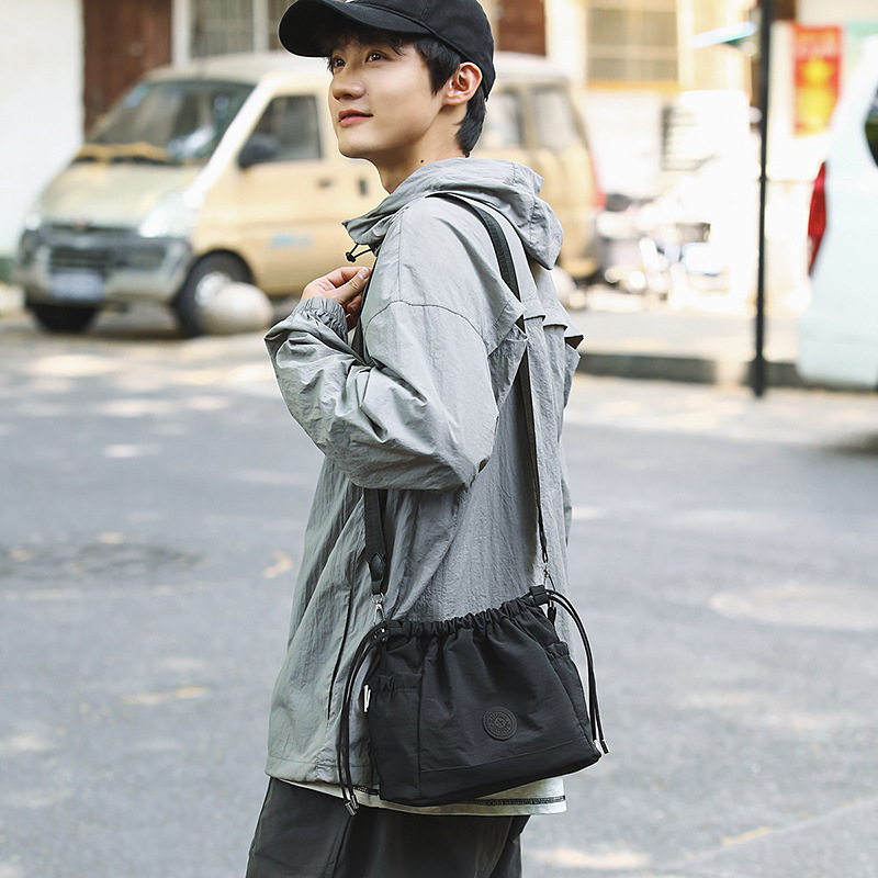 Crossbody bag 2025 new style bucket bag Oxford canvas high-end commuter single-shoulder bag, simple and fashionable small bag for going out full figure