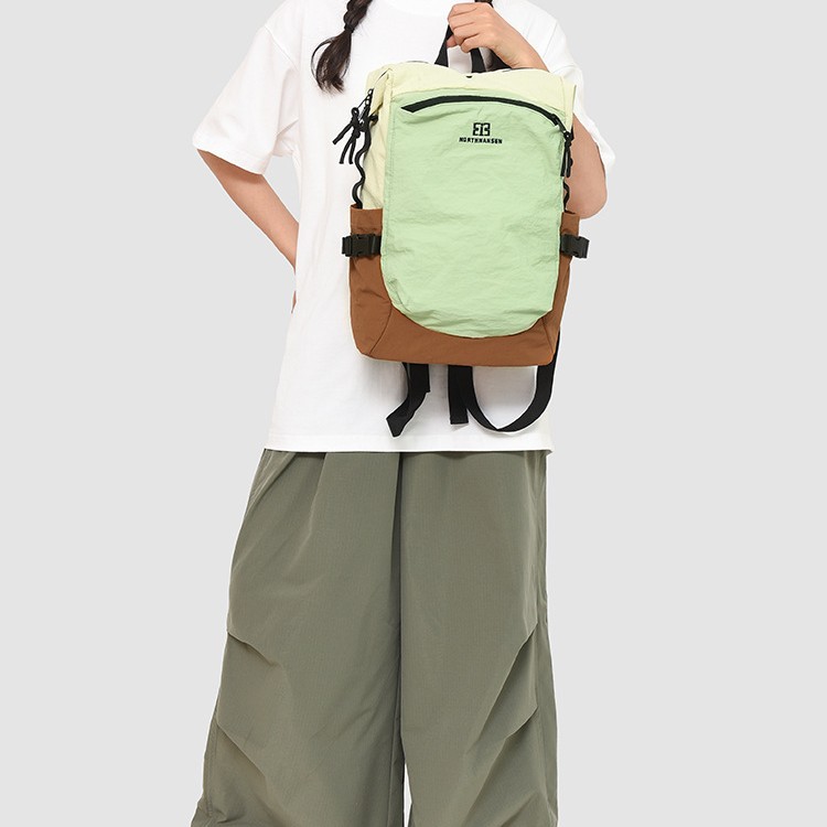 A new 2025 travel bag for women, with a large capacity, fresh and simple color contrast, casual and versatile, lightweight backpack for junior and senior high school students details Picture