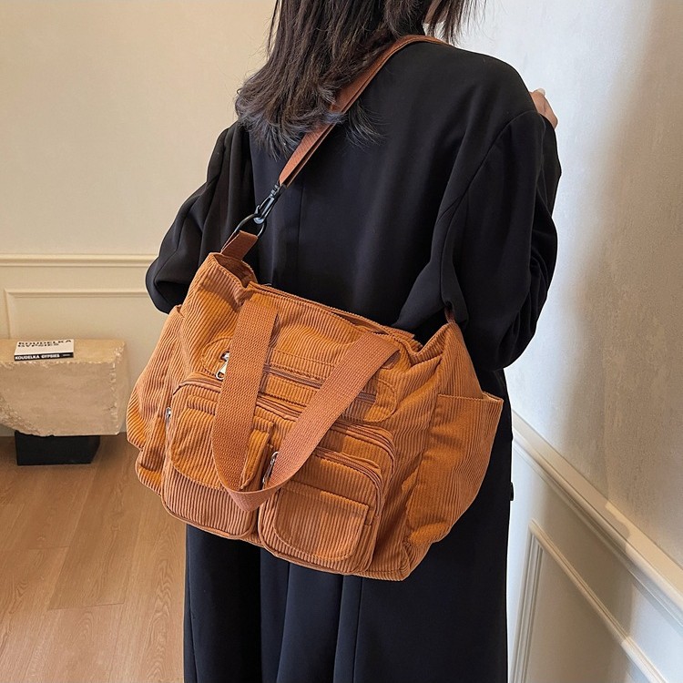 A new 2025 Japanese Instagram-style large-capacity multi-compartment single-shoulder bag with a high-end feel, a retro and versatile underarm handbag full figure