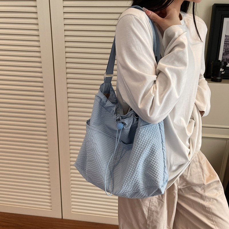 The new Korean-style ins high-end underarm bag is a casual, simple, lightweight and versatile large-capacity tote bag for women details Picture