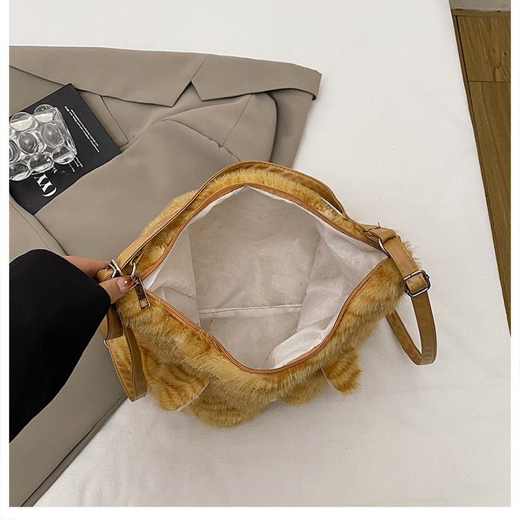 Cute plush cat ins crossbody bag, cartoon large-capacity girl 2025 versatile backpack, soft and cute single-shoulder bag Application Scenario