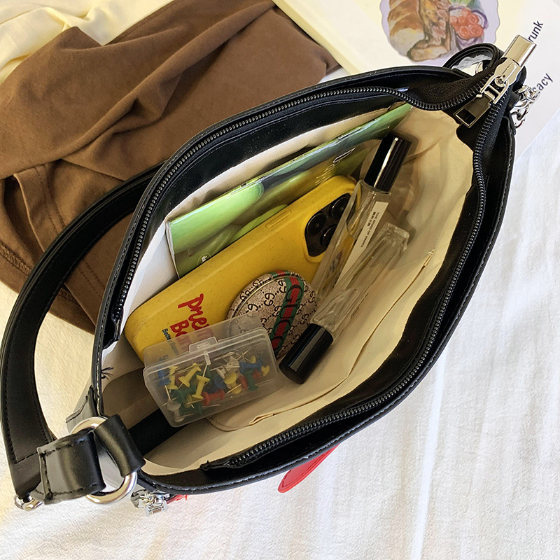 Japanese-style cute smug pain bag, 2D sweet and cool hot girl armpit bag, high appearance level, casual and niche design single-shoulder bag Application Scenario