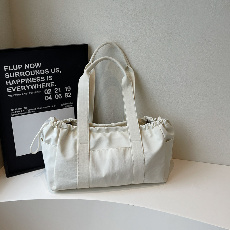 This is a female summer pleated college student artistic crossbody bag with a large capacity and Korean style. It is a versatile tote bag for commuting Specification drawing