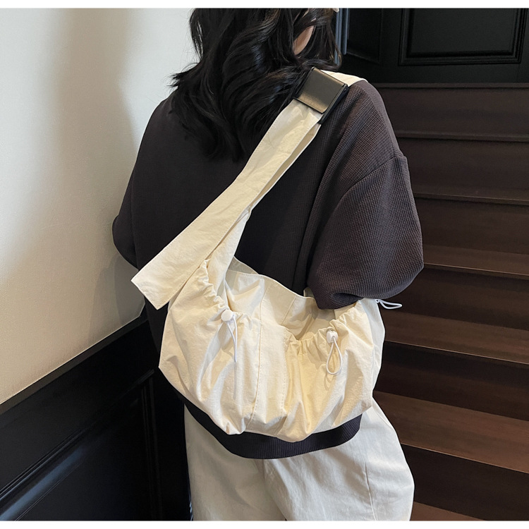 The 2025 new soft-faced pleated large-capacity tote bag is a simple and versatile single-shoulder bag with a casual Korean-style commuting crossbody details Picture