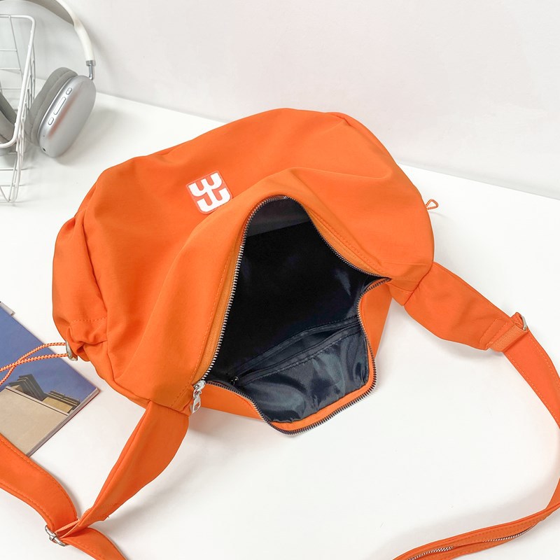 The new Japanese-style laid-back single-shoulder bag, large-capacity casual and cool canvas bag, simple, lightweight and versatile commuting dumplings Application Scenario