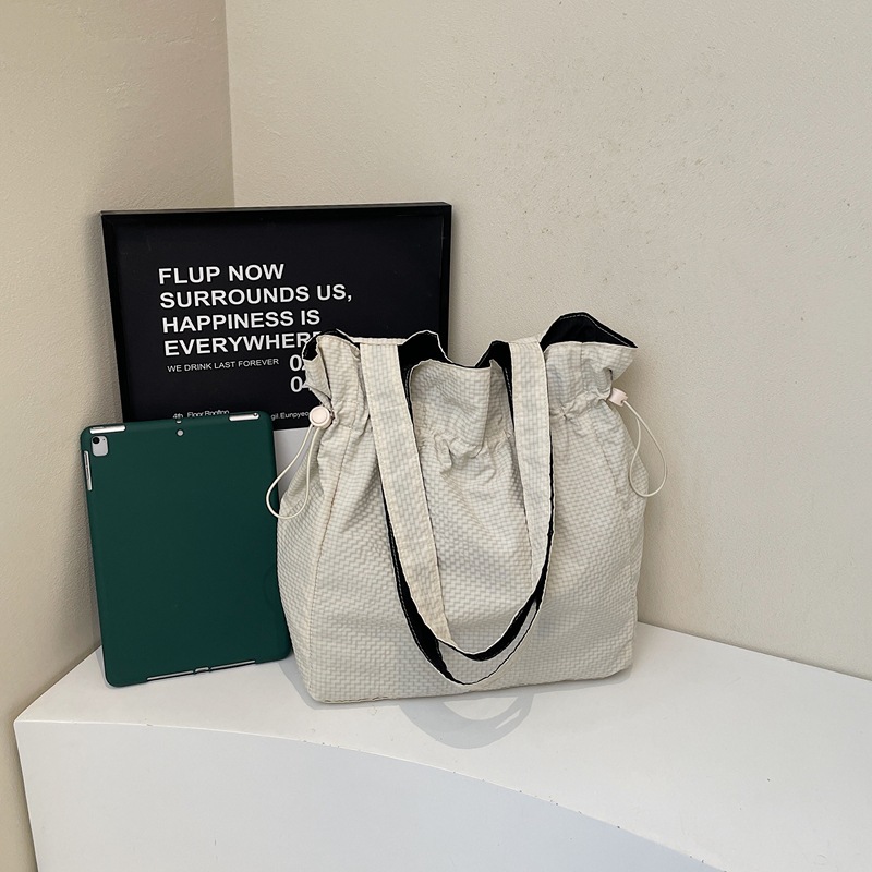 A new Korean-style ins solid color lightweight pleated crossbody bag for women's casual, simple and lightweight commuting, fashionable and versatile crossbody bag Specification drawing