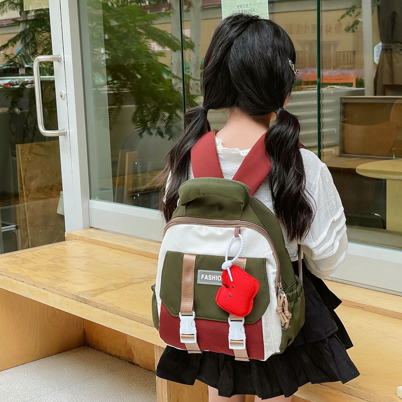 Korean-style primary school backpack, stylish color contrast, cute boys' and girls' backpacks, new winter kindergarten children's backpacks Application Scenario