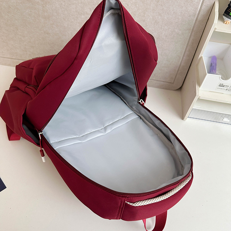 American-style simple color-blocking schoolbag, Korean version for girls, large-capacity backpack for high school students, versatile travel backpack for junior high school students Application Scenario