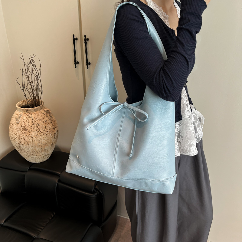 A niche design, fashionable French bow strap, underarm tote bag, PU large-capacity single-shoulder bag, commuting bag for women full figure