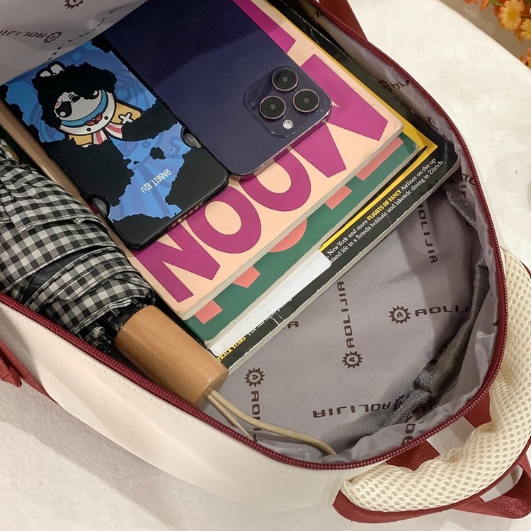 This Japanese-style Instagram cute girl's school backpack is versatile, with a large capacity and contrasting colors. It's a backpack for primary and secondary school students with a high level of appearance Application Scenario